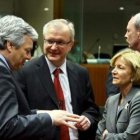 El ministro de Finanzas belga y el comisario de Asuntos Monetarios, con Salgado.