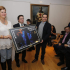 Margarita Torres, Manuel Ángel Fernández y Diego Méndez Panadero muestran el cartel.