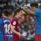 El delantero del FC Barcelona Pierre-Emeryck Aubameyang celebra con su compañero Gavi el gol conseguido ante el Valencia. MANUEL BRUQUE