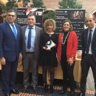 Milagros Marcos, consejera de Agricultura y Ganadería de la Junta y Gabriel García, director de Carrefour Castilla y León, hicieron entrega del premio a Cecinas Leitariegos.