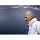 Zinedine Zidane tras el entrenamiento del Madrid en la Ciudad Deportiva de Valdebebas. E. NARANJO