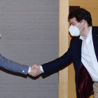 Ángel Ceña estrecha la mano de Alfonso Fernández Mañueco, ayer en Valladolid. NACHO GALLEGO