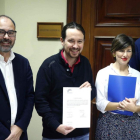 El líder de Podemos, Pablo Iglesias (2i), acompañado por los diputados, Alberto Montero (i), Yolanda Díaz y Alberto Rodríguez (d), presenta en el Congreso la proposición de ley en la que plantea que las pensiones se revaloricen a inicios de año con el IPC