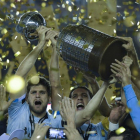 Los jugadores del Gremio levantan la Copa Libertadores.