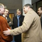 José Antonio Alonso saluda a Domingo Fuertes a su llegada al CEL
