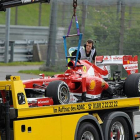 La grúa se lleva el averiado Ferrari de Alonso en Nurburgring.