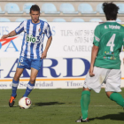 Isaías (i) encara a un rival en un partido de la pasada temporada en El Toralín.