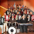 Varias generaciones de acordeonistas posaron en Vega de Espinareda para la posteridad.