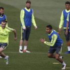 Bale, a la izquierda, volvió ayer a entrenarse junto al resto del equipo. JAVIER LIZÓN