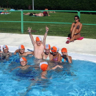 Los campamentos aprovechan la piscina municipal.
