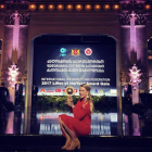 Lidia posa en el escenario de la Gala con su trofeo como mejor haltera mundial. TWITTER LIDIA VALENTÍN