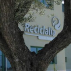Vista parcial del acceso a la planta bañezana de reciclaje en el polígono Villa Adela.