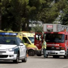 Efectivos de los equipos de rescate en las afueras de las instalaciones de la Guardia Civil.