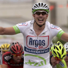 El alemán John Degenkolb levanta los brazos tras ganar la segunda etapa de la Vuelta Ciclista a España.