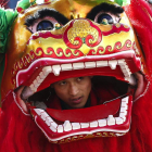 Un artista actúa durante la presentación de la danza del león, en Pekín