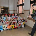 Un momento de la grabación en la que se ve a los niños formando el nombre del colegio.