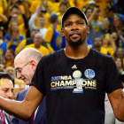 Kevin Durant, con el trofeo de MVP de la final de la NBA.