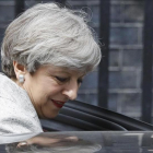 Theresa May abandona Downing Street tras reunirse con la líder del DUP, Arlene Foster.