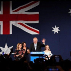 El primer ministro australiano Scott Morrison celebra su victoria en Melbourne con su mujer y sus dos hijas.