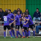 Los jugadores de La Bañeza celebran el gol de Eriz.