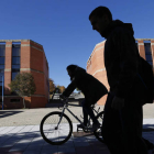 Estudiantes en el campus de Vegazana de la Universidad de León.