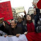 Los manifestantes portaban pancartas en las que defendían un estado tunecino libre y laico.