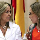 La ministras de Sanidad y Defensa, Trinidad Jiménez y Carme Chacón, minutos antes de su comparecenci