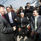 El ministro chileno de Obras Públicas, Laurence Golborne, saluda a varios de los mineros.