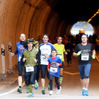 Los atletas, muchos de ellos disfrazados, salen del túnel para encarar las exigentes cuestas.