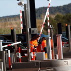 Operarios de autopistas trabajan en poner las barreras del peaje de la autopista AP-7. ALEJANDRO GARCÍA