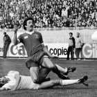 Uli Stielike va al suelo para disputar un balón a Graeme Souness en la final de París de 1981.