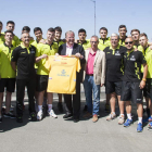 El alcalde, en el centro, junto a jugadores y cuerpo técnico de la selección júnior. F. OTERO PERANDONES