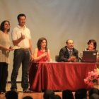 El director del centro y las representantes de la Junta, durante la entrega de diplomas.