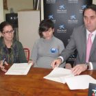Charo Díez, Lorena Alonso y Pablo Sancho en la firma del convenio.