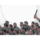 Combatiente del Estado Islámico junto a soldados sirios, tras la toma de una base cerca de Raqqa.