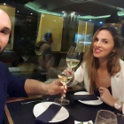 Kiko Rivera brinda con su novia, Irene Rosales.