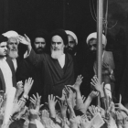 Imagen del ayatolá Jomeini a su llegada a Irán tras la salida del sha de Persia
