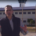 Fotograma de un vídeo electoral de Vox. El secretario general de la formación, Javier Ortega Smith, ante el Centro Penitenciario de Algeciras.