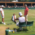 Nadal junto a Francis Roig (entrenador), Rafa Maymó (fisio) y el doctor Ángel Ruiz-Cotorro, en un descanso en Wimbledon. / J