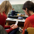 Dos estudiantes utilizan su móvil en el instituto Caspar de Alemania. MARCUS FUERE