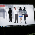 Un ciudadano surcoreano observa un informativo en la televisión que trata sobre la muerte de Kim Jong-nam.