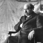 Pío Baroja, a la derecha los manuscritos de ‘Los caprichos de la suerte’ y, debajo, el escritor con su familia