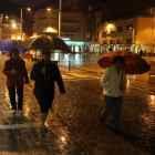 Las precipitaciones obligan a los vecinos de La Bañeza a rescatar el paraguas.