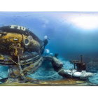 Fotografía cedida por la Universidad Internacional de Florida (FIU) donde aparece un buzo mientras trabaja en las afueras de la base subacuática Aquarius ubicada en el Santuario Marino Nacional de los Cayos de Florida. EFE