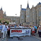 Alrededor de 2.000 personas se concentraron anoche en la plaza de la Catedral de Astorga para exigir una vez más el mantenimiento de las infraestructuras sanitarias en el medio rural.