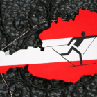 Imagen de un esquiador de fondo sobre el mapa de Austria.
