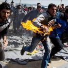 Un refugiado Sirio se quema a lo bonzo en protesta por el cierre de las fronteras en el campamento de Idomeni (Grecia).