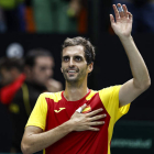 Albert Ramos celebra la victoria ante el serbio Laslo Djere en la Copa Davis. KAI FÖRSTERLING