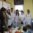 La representación municipal, junto a los alumnos de la escuela infantil de La Asunción