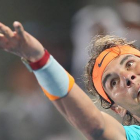 Rafael Nadal saca la bola en un momento del partido contra Stanislas Wawrinka en Abu Dabi.